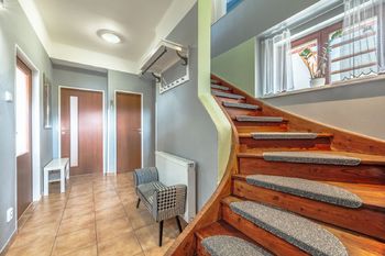 Schody do 1. patra - Prodej domu 181 m², Tachlovice