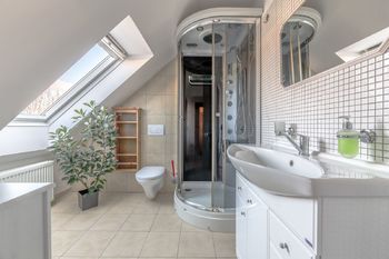 Koupelna v 1. patře - Prodej domu 181 m², Tachlovice