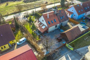 Dron - pohled na dům - Prodej domu 181 m², Tachlovice