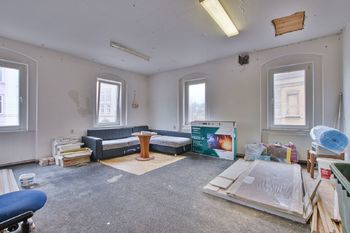 Obývací pokoj bytu před rekonstrukcí - Prodej nájemního domu 328 m², Aš