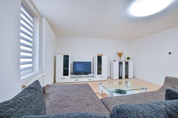 Obývací pokoj v bytě 2+1 - Prodej nájemního domu 328 m², Aš