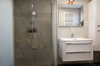 Koupelna se sprchovým koutem v 1.NP - Prodej domu 229 m², Radslavice