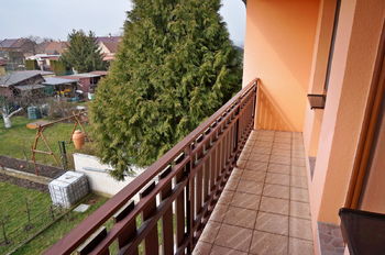 Výhled do zahrady z lodžie u pokoje 1 - Prodej domu 229 m², Radslavice