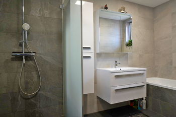 Koupelna se sprchou a vanou, 2.NP - Prodej domu 229 m², Radslavice