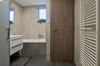 Koupelna se sprchou a vanou, 2.NP - Prodej domu 229 m², Radslavice