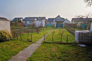 Pohled do zahrady 248 m2 za domem - Prodej domu 229 m², Radslavice