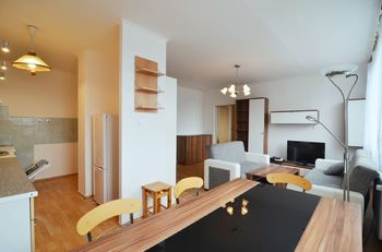 prostorný obývací pokoj s kk - Pronájem bytu 2+kk v osobním vlastnictví 59 m², Praha 8 - Bohnice 