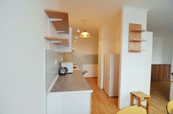 částečně oddělený kuchyňský kout - Pronájem bytu 2+kk v osobním vlastnictví 59 m², Praha 8 - Bohnice