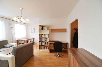 pohled do OP z ložnice - Pronájem bytu 2+kk v osobním vlastnictví 59 m², Praha 8 - Bohnice