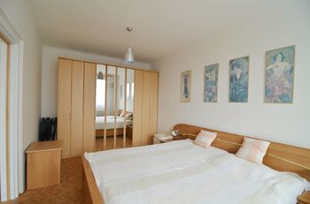 ložnice s dvoupostelí a velkou vestavěnou skříní - Pronájem bytu 2+kk v osobním vlastnictví 59 m², Praha 8 - Bohnice