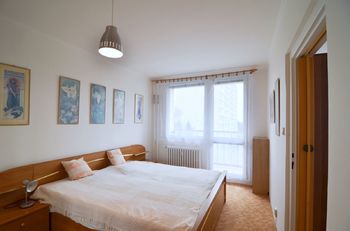 z ložnice je výstup na lodžii - Pronájem bytu 2+kk v osobním vlastnictví 59 m², Praha 8 - Bohnice