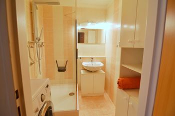koupelna se sprchovým koutem a pračkou - Pronájem bytu 2+kk v osobním vlastnictví 59 m², Praha 8 - Bohnice