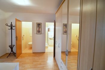 prostorná vstupní hala s velkou skříní  - Pronájem bytu 2+kk v osobním vlastnictví 59 m², Praha 8 - Bohnice
