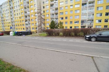 dostatek míst k parkování, nejsou modré zóny - Pronájem bytu 2+kk v osobním vlastnictví 59 m², Praha 8 - Bohnice