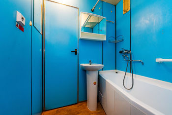 Koupelna - Prodej bytu 3+1 v osobním vlastnictví, Praha 9 - Střížkov