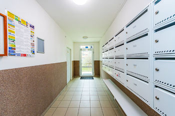 Revitalizovaný panelový dům - Prodej bytu 3+1 v osobním vlastnictví, Praha 9 - Střížkov