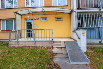 Revitalizovaný panelový dům - Prodej bytu 3+1 v osobním vlastnictví, Praha 9 - Střížkov