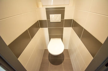 WC - Pronájem bytu 3+1 v osobním vlastnictví 77 m², Hradec Králové