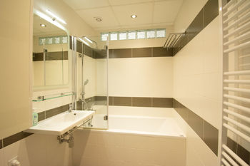 koupelna - Pronájem bytu 3+1 v osobním vlastnictví 77 m², Hradec Králové