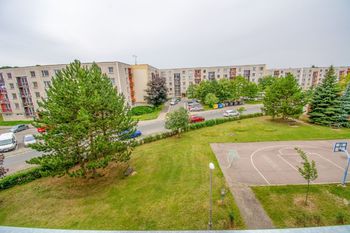 výhled z lodžie - Pronájem bytu 3+1 v osobním vlastnictví 77 m², Hradec Králové