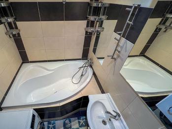 Koupelna - Prodej bytu 1+1 v osobním vlastnictví 47 m², Praha 4 - Záběhlice