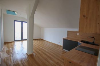 obývací pokoj s kuch.linkou - Prodej bytu 4+kk v osobním vlastnictví 94 m², Černá v Pošumaví