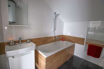 koupelna - Prodej bytu 4+kk v osobním vlastnictví 94 m², Černá v Pošumaví