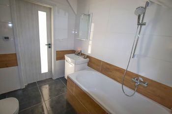 koupelna - Prodej bytu 4+kk v osobním vlastnictví 94 m², Černá v Pošumaví