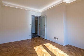 Ložnice s balkonem - Prodej bytu 2+1 v osobním vlastnictví, Praha 10 - Vršovice