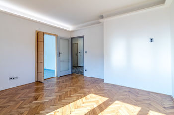Obývací pokoj - Prodej bytu 2+1 v osobním vlastnictví, Praha 10 - Vršovice 