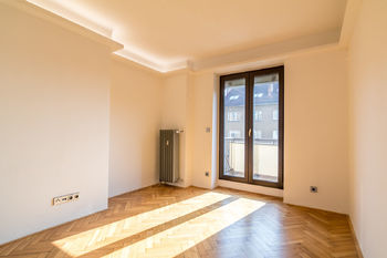 Ložnice s balkonem - Prodej bytu 2+1 v osobním vlastnictví, Praha 10 - Vršovice