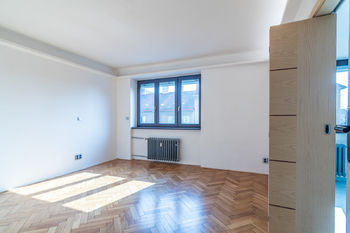 Obývací pokoj - Prodej bytu 2+1 v osobním vlastnictví, Praha 10 - Vršovice