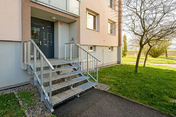 Zadní vstup do domu - Pronájem bytu 1+1 v osobním vlastnictví 35 m², Neratovice