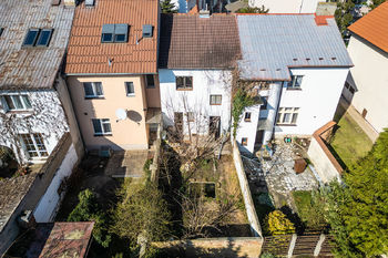 Pohled na dům se zahrádkou - Prodej domu 95 m², Český Brod