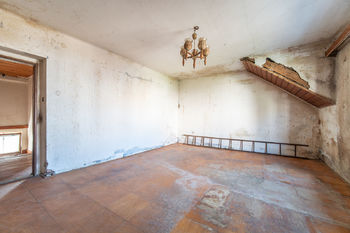 Pokoj v patře k rekonstrukci (aktuální stav) - Prodej domu 95 m², Český Brod