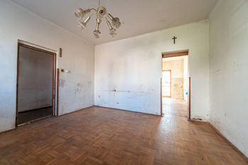 Obývací pokoj (za ním kuchyň) v přízemí - aktuální stav - Prodej domu 95 m², Český Brod