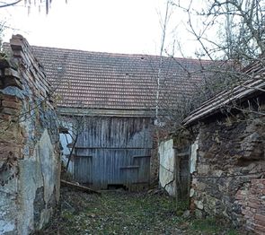 Pohled na stodolu - Prodej domu 65 m², Jesenice