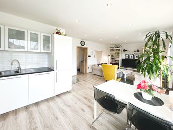 Prostorná a plně vybavená kuchyně s volným vstupem na terasu - Prodej domu 106 m², Kožlany 