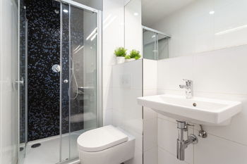Koupelna se sprchovým koutem - Prodej bytu 1+kk v osobním vlastnictví 28 m², Praha 2 - Vinohrady