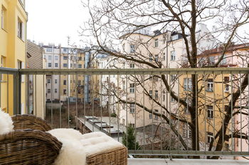 Balkón s výhledem do vnitrobloku - Prodej bytu 1+kk v osobním vlastnictví 28 m², Praha 2 - Vinohrady