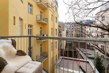 Balkón s výhledem do vnitrobloku - Prodej bytu 1+kk v osobním vlastnictví 28 m², Praha 2 - Vinohrady