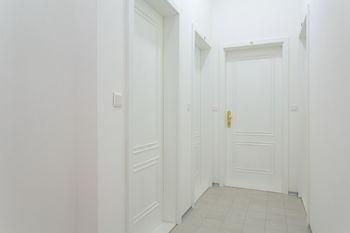 Předsíň - Prodej bytu 1+kk v osobním vlastnictví 28 m², Praha 2 - Vinohrady