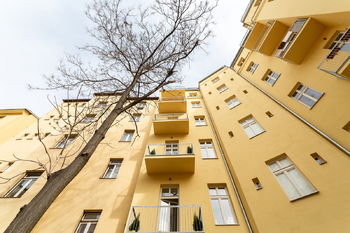Pohled na dům z vnitrobloku - Prodej bytu 1+kk v osobním vlastnictví 28 m², Praha 2 - Vinohrady