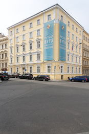 Pohled na dům z rohu ulic Římská a Rubešova - Prodej bytu 1+kk v osobním vlastnictví 28 m², Praha 2 - Vinohrady