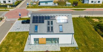 fotovoltaické panely na střeše - Prodej domu 175 m², Pardubice