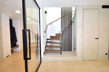 schodiště z obývacího pokoje do patra - Prodej domu 175 m², Pardubice