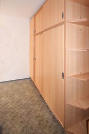 vestavěné skříně s lednicí a mrazničkou - Pronájem bytu 1+1 v osobním vlastnictví 42 m², Borovany