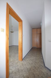 průchod z předsíně do kuchyně a pokoje - Pronájem bytu 1+1 v osobním vlastnictví 42 m², Borovany