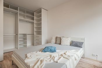 Ložnice bytu s množstvím úložného prostoru - Pronájem bytu 2+kk v osobním vlastnictví, Praha 9 - Prosek