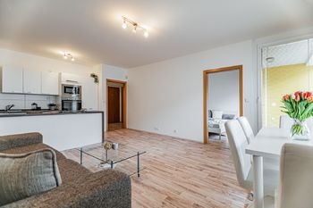 Obývací pokoj s kuchyňským koutem a vstupem na lodžii - Pronájem bytu 2+kk v osobním vlastnictví, Praha 9 - Prosek